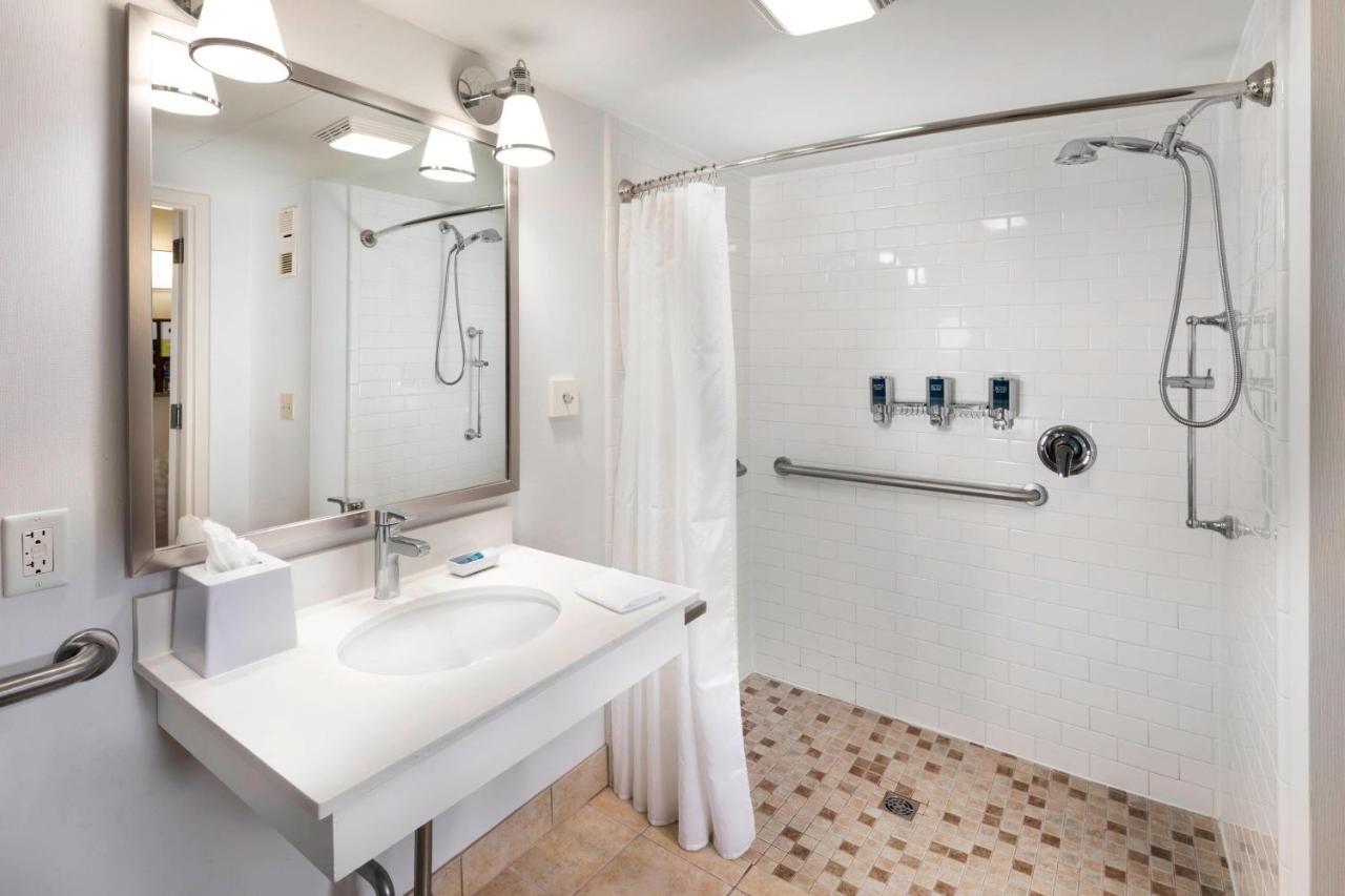 Doubletree By Hilton Manhattan, Ks Zewnętrze zdjęcie