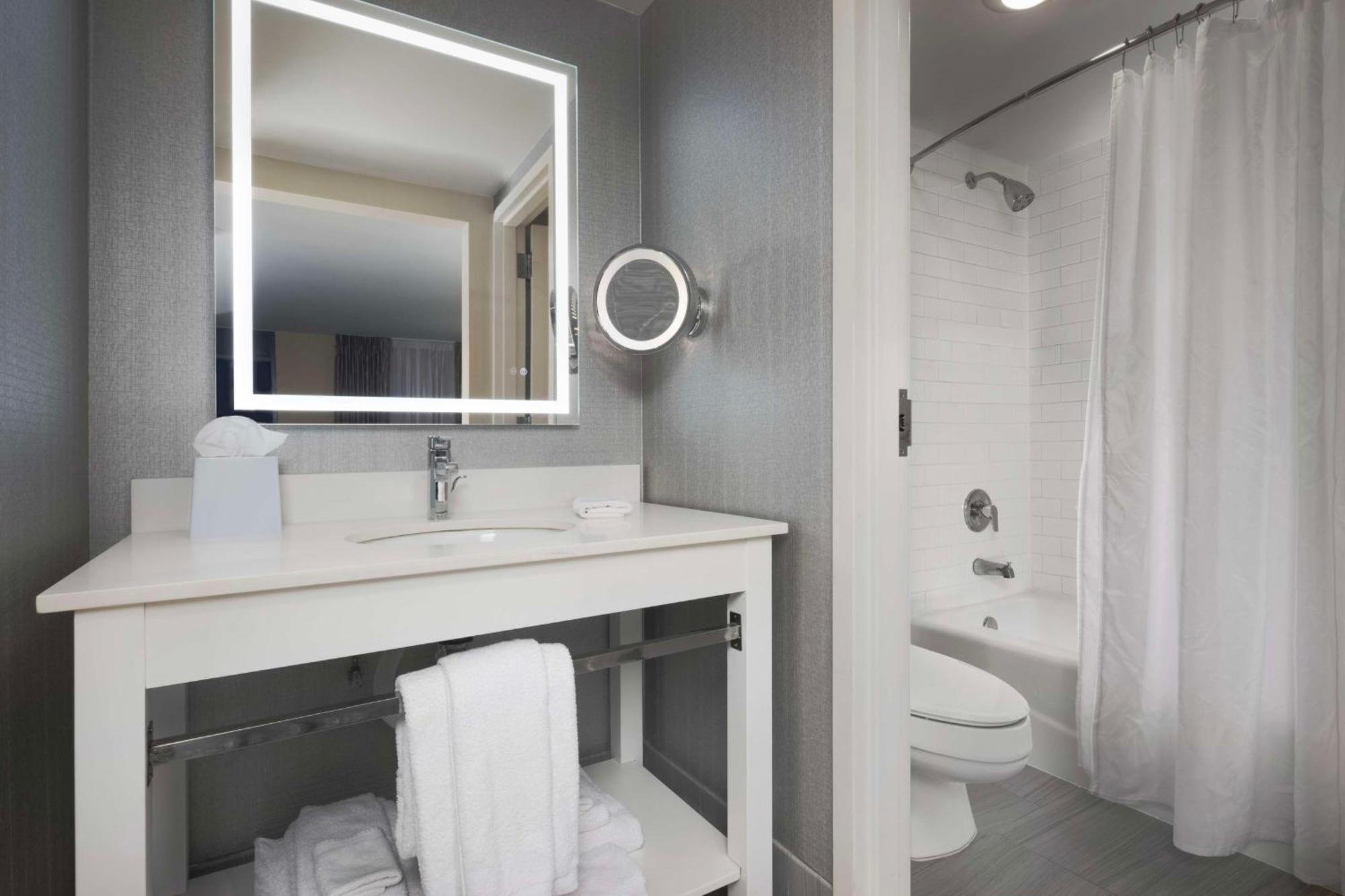 Doubletree By Hilton Manhattan, Ks Zewnętrze zdjęcie