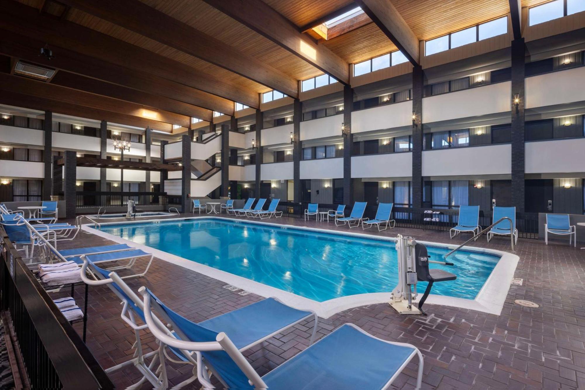 Doubletree By Hilton Manhattan, Ks Zewnętrze zdjęcie