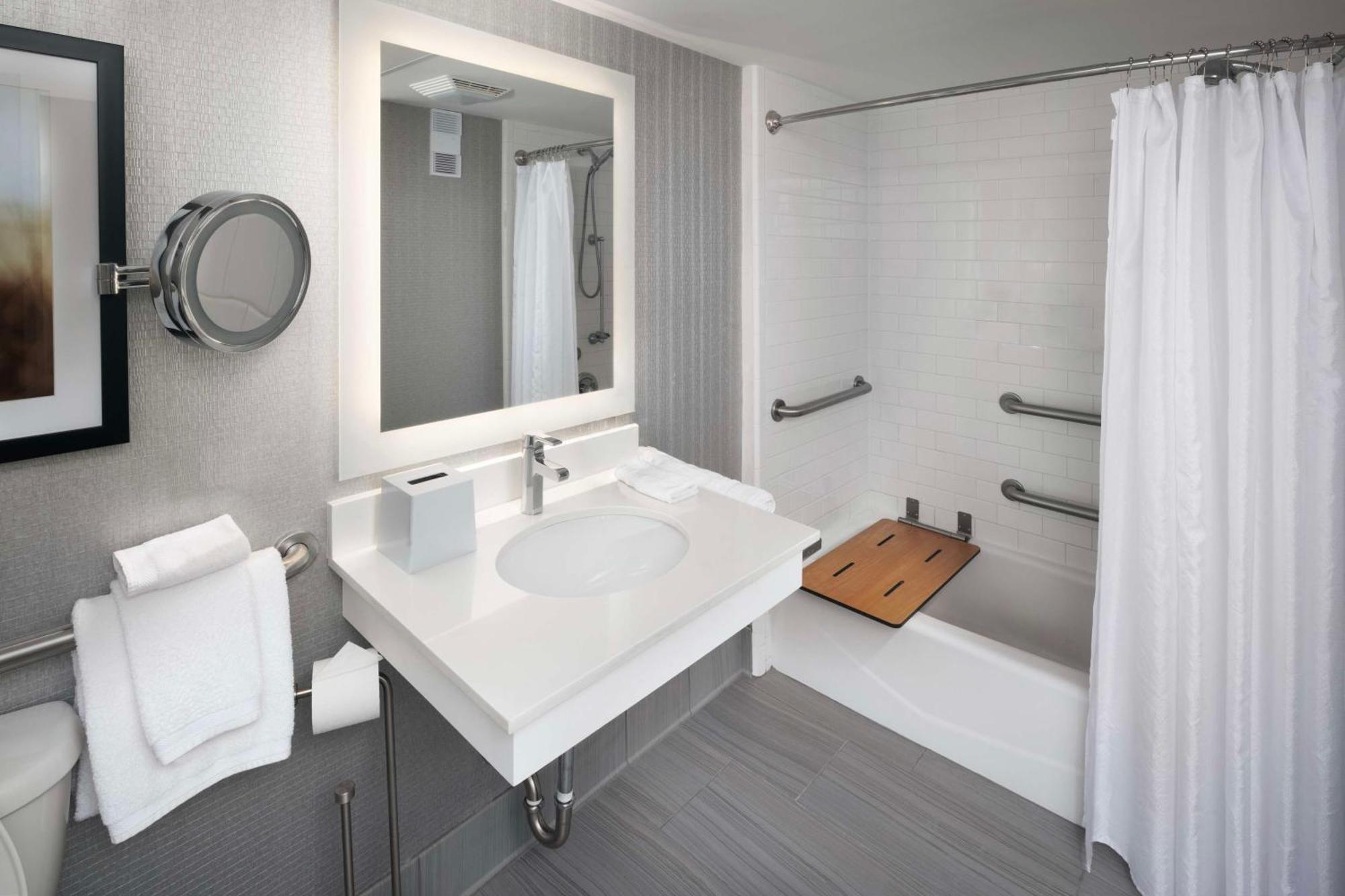 Doubletree By Hilton Manhattan, Ks Zewnętrze zdjęcie