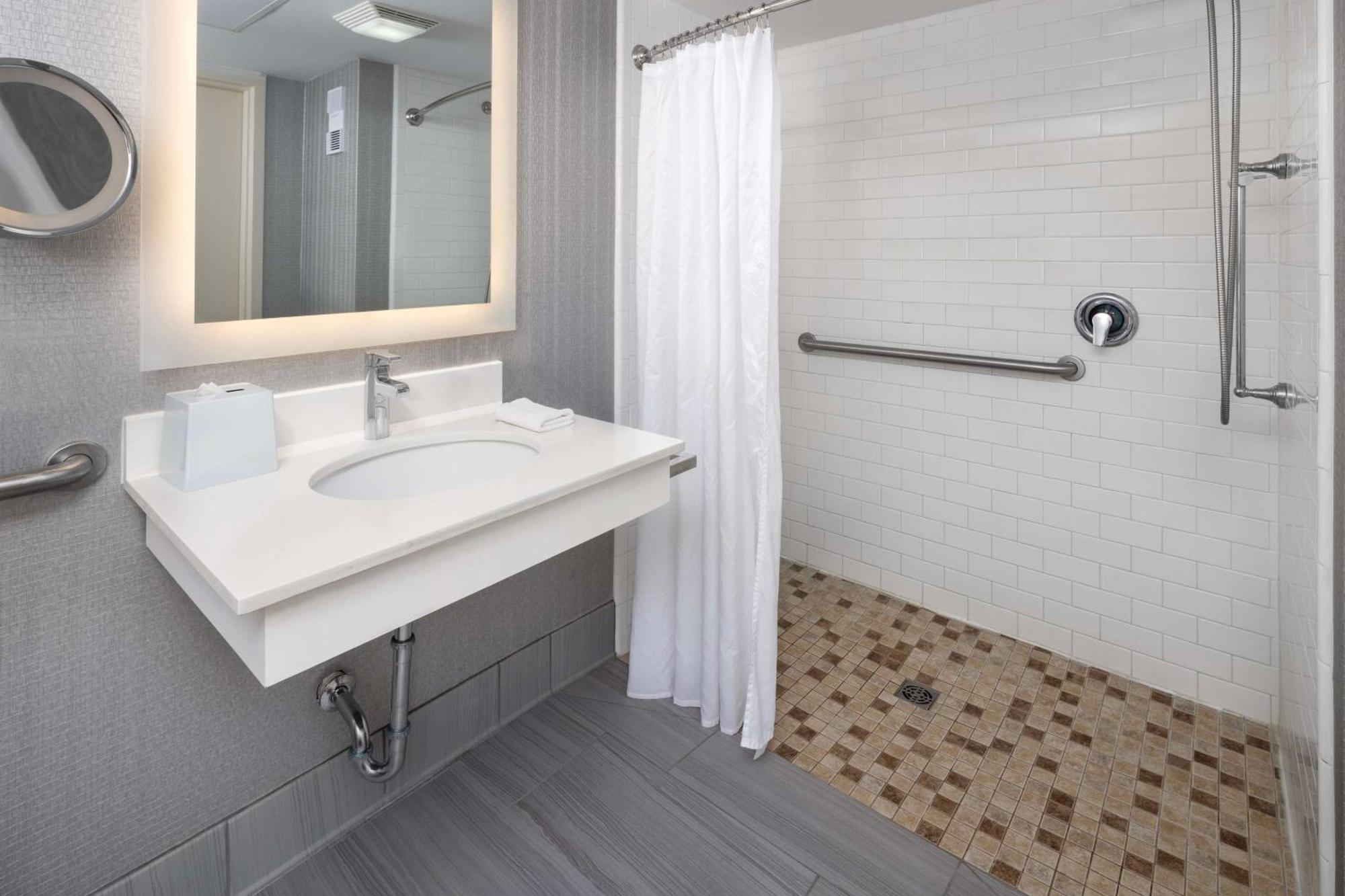 Doubletree By Hilton Manhattan, Ks Zewnętrze zdjęcie