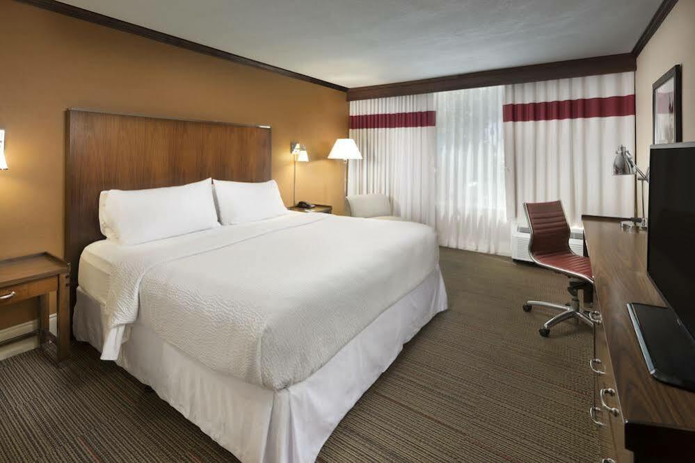 Doubletree By Hilton Manhattan, Ks Zewnętrze zdjęcie